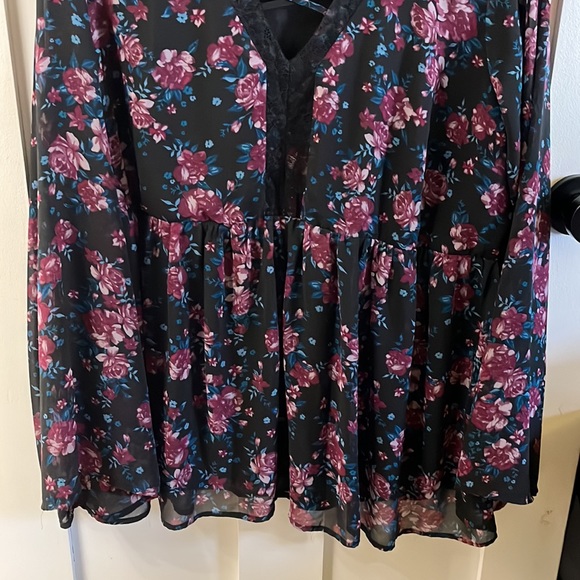 Torrid Size 2 plus size top with sheer bell sleeves - Picture 4 of 5